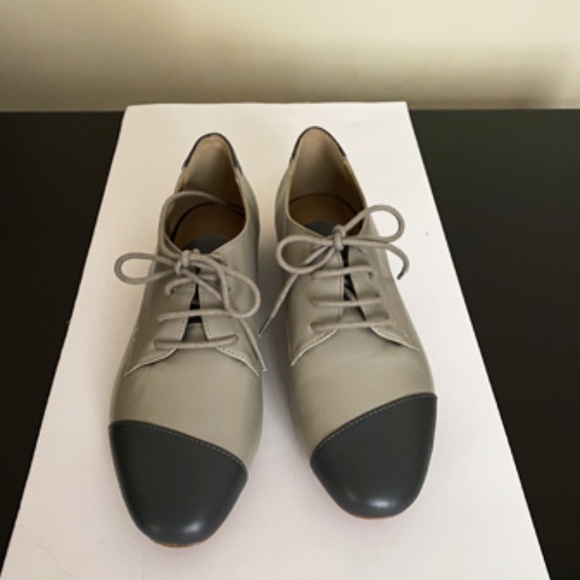 "LOGO" NEW, LEATHER, FLAT GREY SHOES SIZE 7.5 - Picture 2 of 5